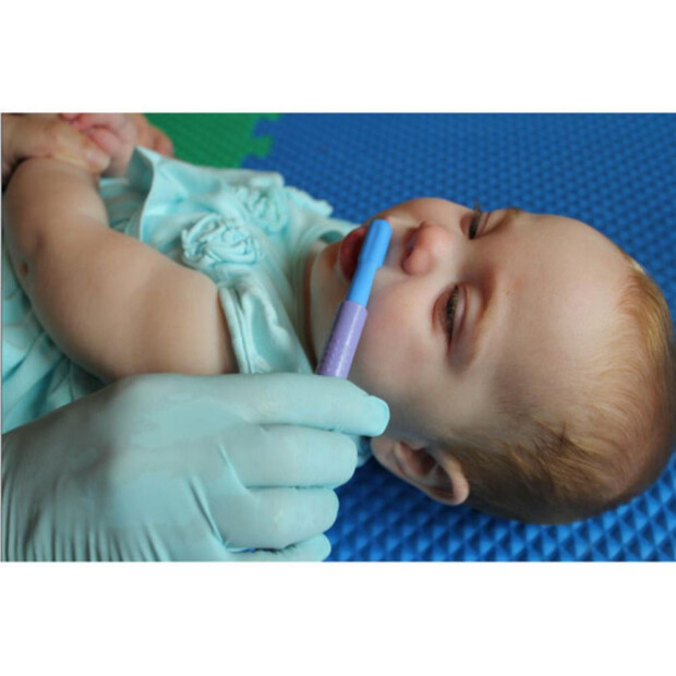 Anwendungsbild 3: Baby wird im Gesichtsbereich mit dem Bürstenaufsatz stimuliert