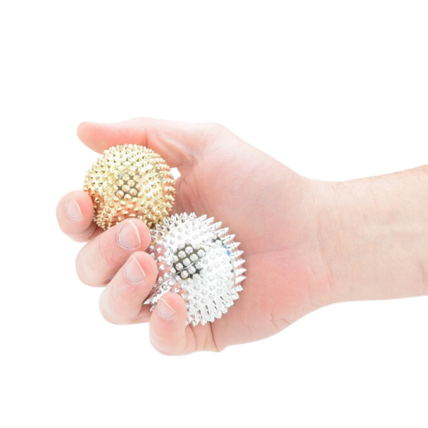 Anwendungsbild 3: Hand hält zwei Magnet-Massagekugeln (freigestellt auf Weiß)