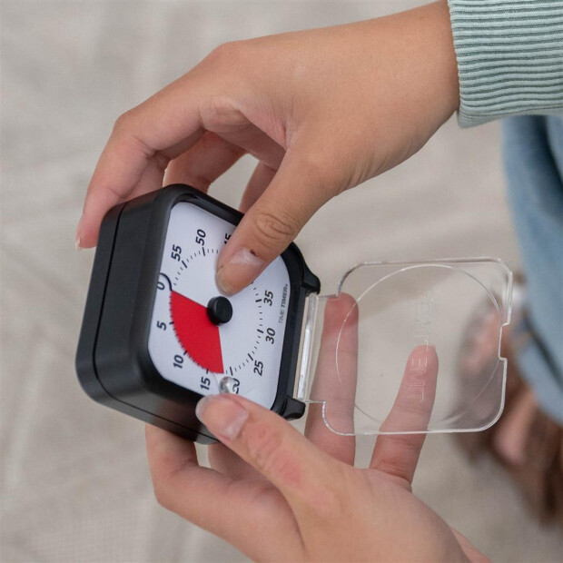 Anwendungsbild 1: Time Timer® Pocket schwarz in der Hand, Einstellung der Zeit