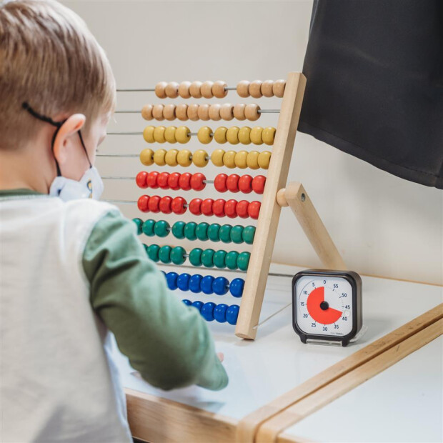 Anwendungsbild 3: Time Timer® Pocket auf Tisch neben Kind mit Rechenschieber