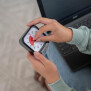 Anwendungsbild 2: Time Timer® Pocket schwarz bei der Nutzung vor Laptop