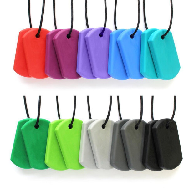 Abbildung 1: ARK Kauhalskette Duo in zehn verschiedenen Farben nebeneinander hängend (Rot, Lila, Violett, Blau, Türkis, Grün, Hellgrün, Hellgrau, Dunkelgrau, Schwarz)