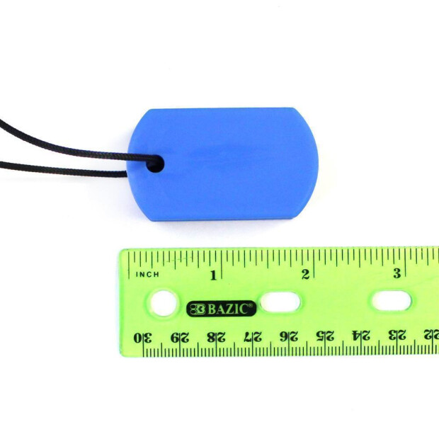 Detailaufnahme: ARK Kauhalskette Duo in Blau neben Lineal zur Darstellung der Größe