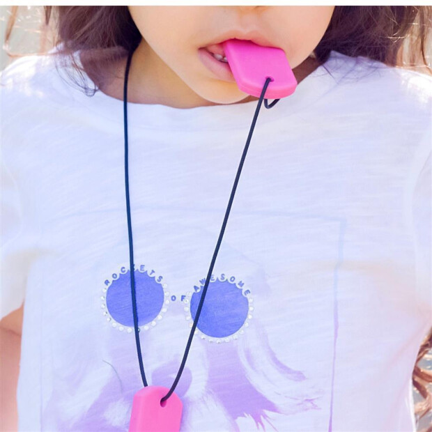 Anwendungsbild: ARK Kauhalskette Duo in Pink im Mund eines Kindes getragen