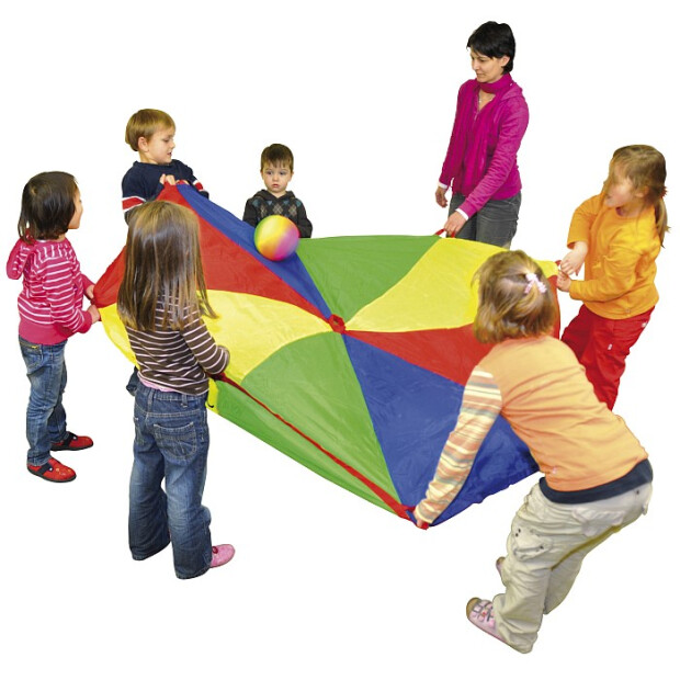 Anwendungsbild: Kinder und Erwachsene spielen gemeinsam mit dem Schwungtuch in bunten Farben.