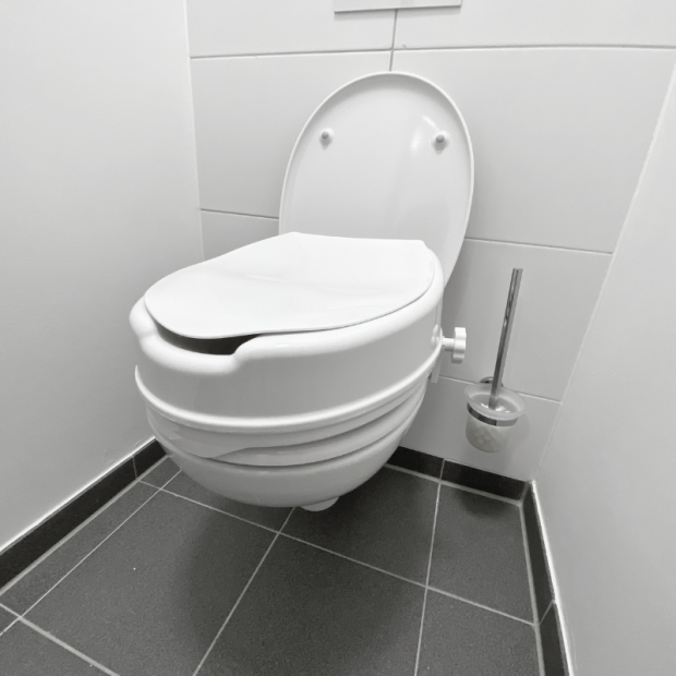Toilettensitzerhöhung mit Deckel Anwendung