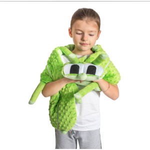 ein Kind, welches das Gewichtstier in grün um die Schulter gelegt hat.