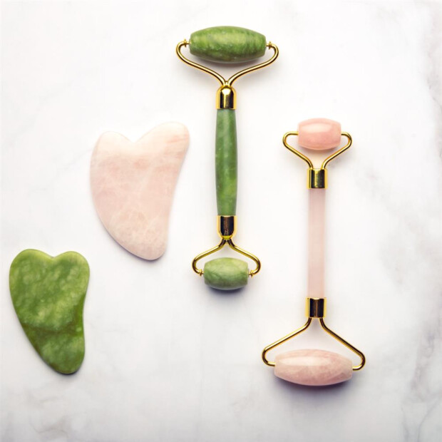 Abbildung: Jade/Rosenquarz Roller & Gua Sha Stein Set