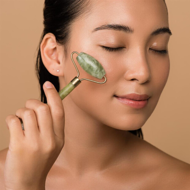 Detailaufnahme: Jade/Rosenquarz Roller & Gua Sha Stein Set