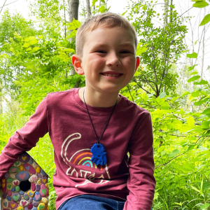 Kauhalskette Triceratops in dunkelblau...