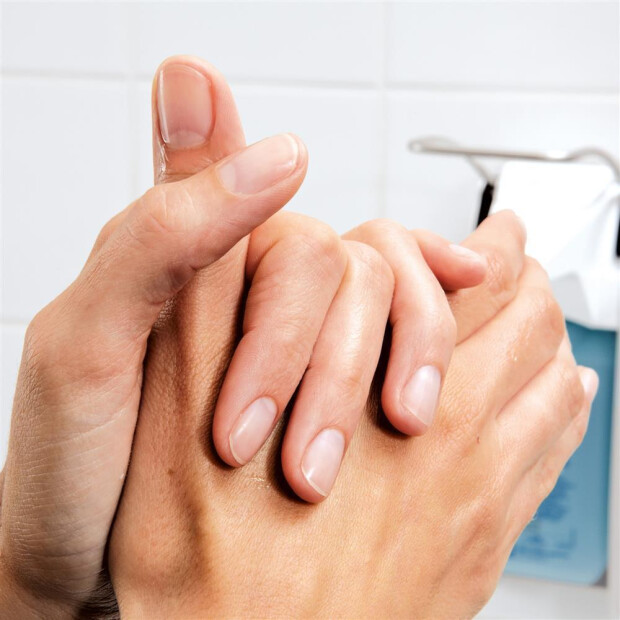Sterillium®  Pure Händedesinfektion in Anwendung