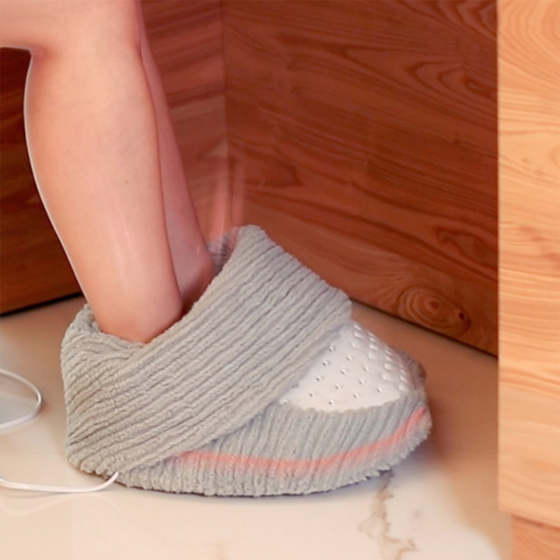 Anwendungsbild 1: Person nutzt Fußwärmer sitzend