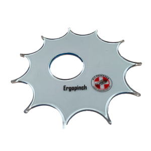 Ein Mensch hält den Ergopinch aus klarem Acryl...