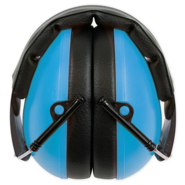 Kind trägt farbige Gehörschutzkapseln beim Arbeiten am Tisch in einem Klassenraum