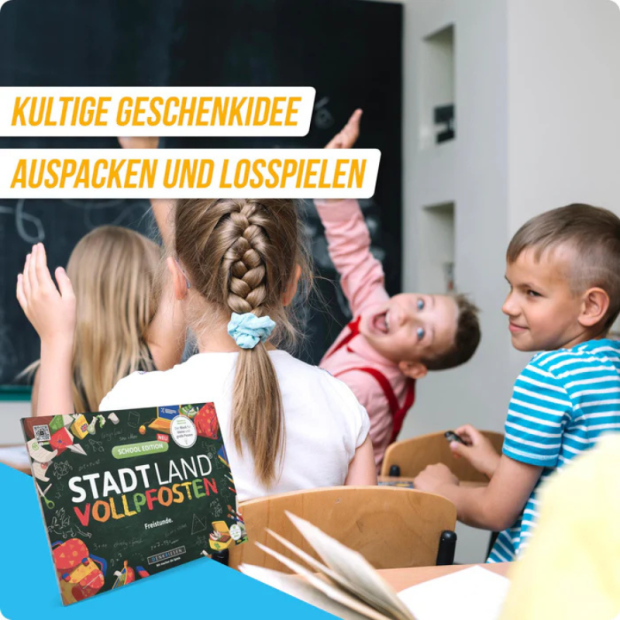 Abbildung 4: Kinder in der Schule beim Spielen, Stadt Land Vollpfosten® Spielblock als Geschenkidee im Vordergrund