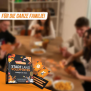 Anwendungsbild 2: Familie spielt Stadt Land Vollpfosten® Kartenspiel Classic Edition am Tisch.