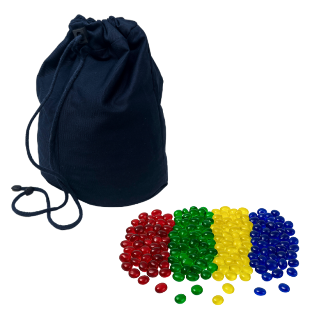 Theralino® Beutel neben sortierten Glasperlen in Rot, Grün, Gelb und Blau.