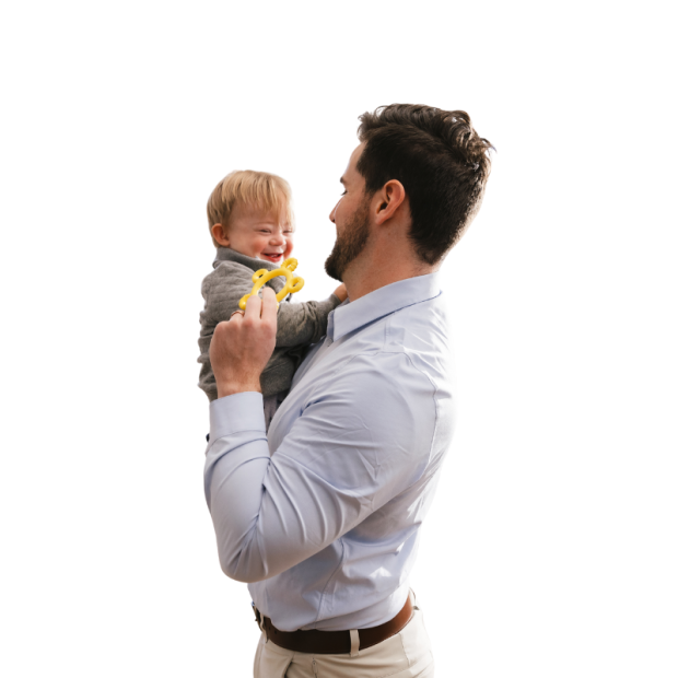 Anwendungsbild: ARK Baby Donut Beißring in der Hand eines Mannes mit Baby