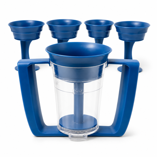 Detailaufnahme des TotalCup® Trinkbechers mit ergonomischen Griffen und Dosiereinsatz