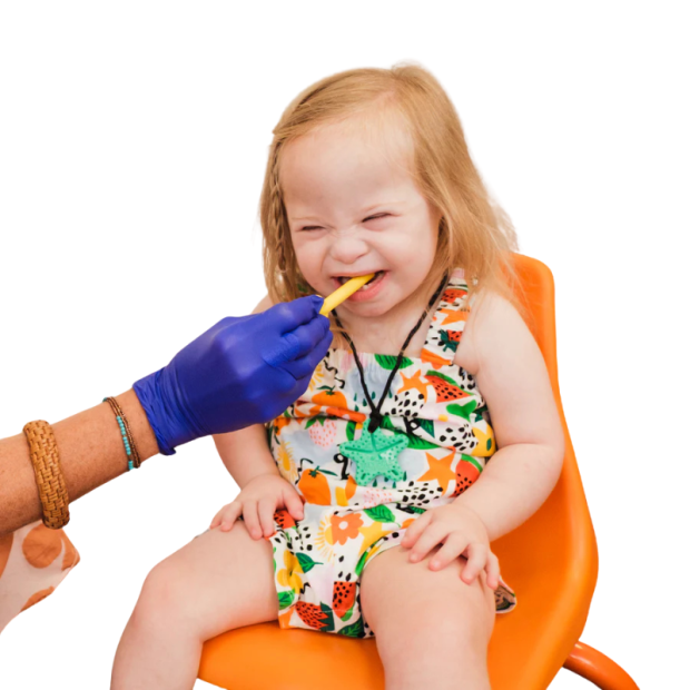 TalkTools® Bite Tube in Gelb, handgehaltenes Kauhilfsmittel aus Silikon mit Griff und Öffnung, freigestellte Produktansicht