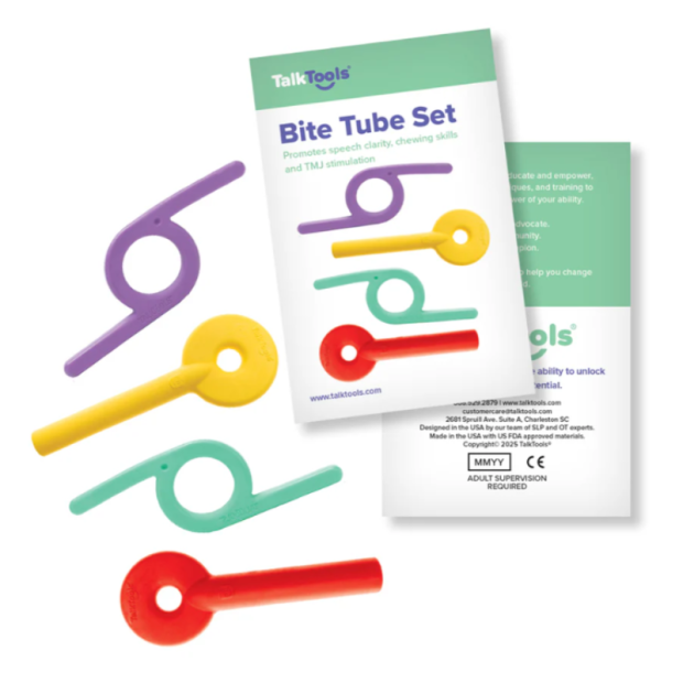 Therapeut hält ein lilafarbenes TalkTools Bite Tube an den Mund eines Jungen.
