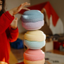 Anwendungsbild 1: Kind hat Stapelstein® Original Mini Rainbow Pastel 6 aufeinander gestapelt.