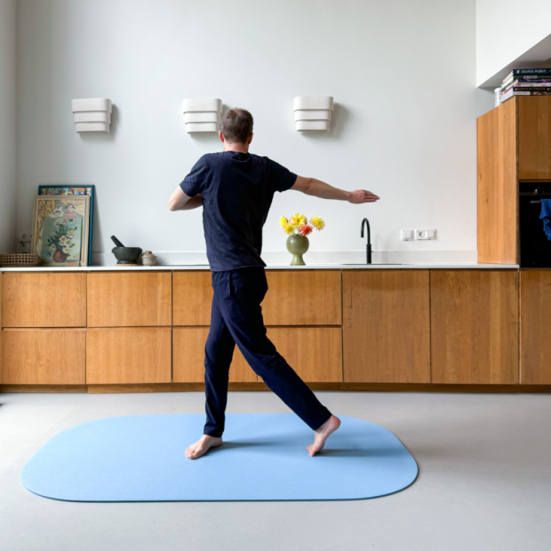 Anwendungsbild 1: Man trainiert auf dem Stapelstein® Mat light blue.