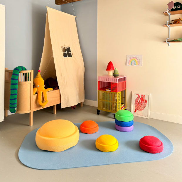 Momentaufnahme: Stapelstein® Mat light blue ausgerollt im Kinderzimmer.