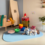 Momentaufnahme 2: Stapelstein® Mat light blue ausgerollt im Kinderzimmer.