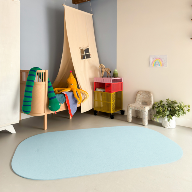 Momentaufnahme 1: Stapelstein® Mat light green ausgerollt im Kinderzimmer.