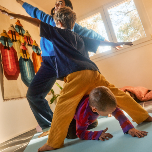 Anwendungsbild 2: Kinder spielend auf dem Stapelstein® Mat light green aus.