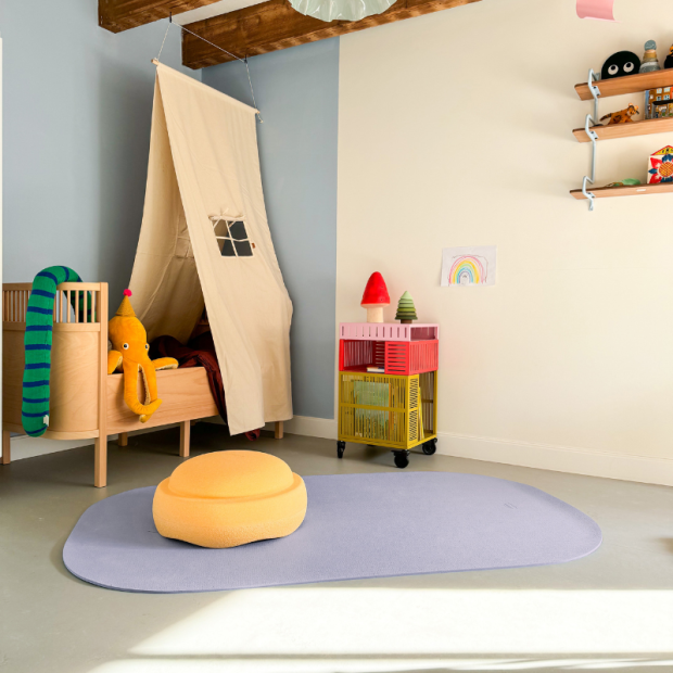 Momentaufnahme 2: Stapelstein® Mat light violet ausgerollt im Schlafzimmer.