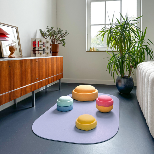 Detailaufnahme: Stapelstein® Mat light violet wird von einer Frau gereinigt.
