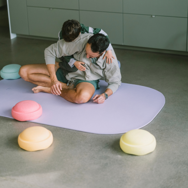 Momentaufnahme 3: Stapelstein® Mat light violet liegt ausgerollt im Gästezimmer.