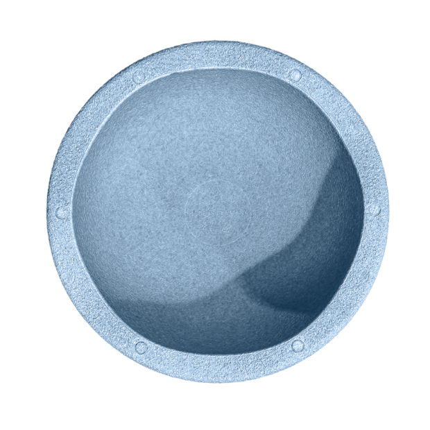 Kind steht auf einem blauen Stapelstein und erreicht ein Regal – fördert Gleichgewicht und Bewegung.