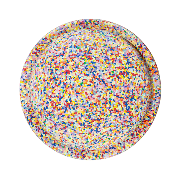 Kind steht auf einem super confetti  Stapelstein und erreicht ein Regal – fördert Gleichgewicht und Bewegung.