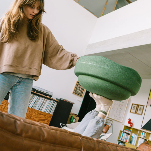 Anwendungsbeispiel 1: Kind steht auf einem Stapelstein® Original Grow in dark green und nutzt ihn spielerisch als Balance-Element.