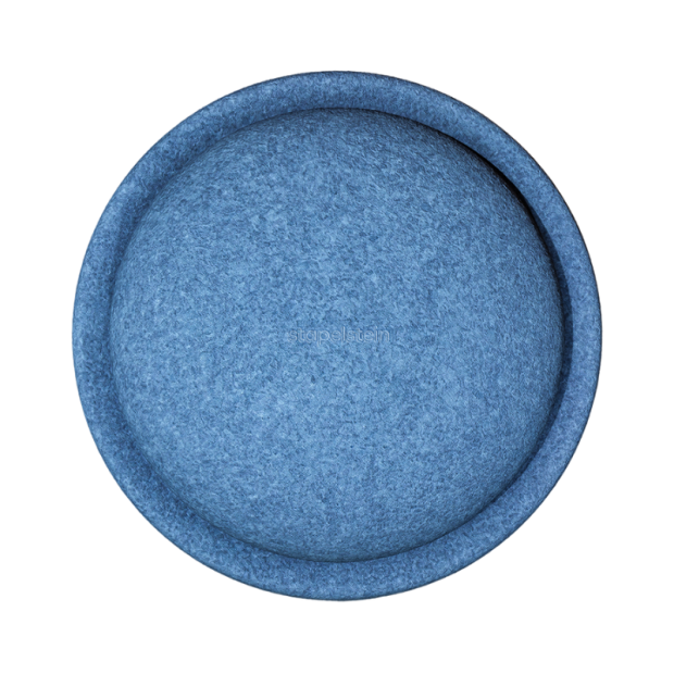 Kind steht auf einem dark blue Stapelstein und erreicht ein Regal – fördert Gleichgewicht und Bewegung.