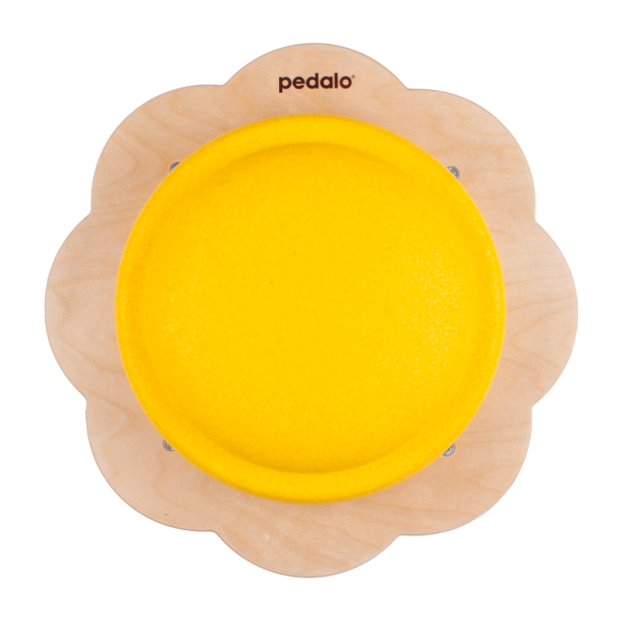 Anwendungsbild 1: Kind sitzt auf einem bunten Stapelstein-Turm, der auf dem Pedalo® Rollflitzer steht.