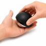 Massageroller Ball in der Hand