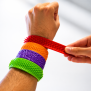 sensory slap armband am hand befestigt