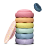 Anwendungsbild 1: Kind hat Stapelstein® Original Mini Rainbow Pastel 6 aufeinander gestapelt.