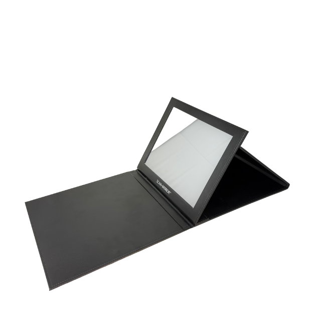 Abbildungen Frontansicht: Scanmirror Multifunktionsspiegel in geschlossener, aufrechter Position mit sichtbarer Spiegelfläche und Markenlogo auf der Vorderseite.