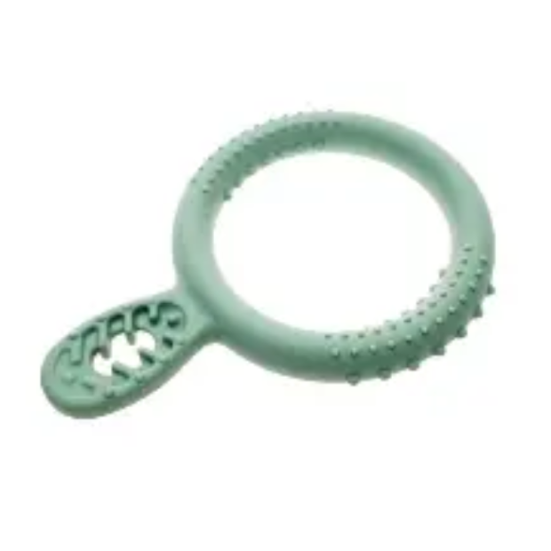 Das Bild zeigt das TalkTools® Itsy Rings 2er Set in einer hellgrünen Ausführung. Enthalten sind ein strukturierter Ring mit taktilen Noppen sowie ein glatter Ring mit löffelförmigem Aufsatz. Beide Modelle verfügen über einen ergonomischen Ringgriff, der das Greifen mit einer oder beiden Händen ermöglicht. Die unterschiedlichen Oberflächen und Aufsätze bieten verschiedene Nutzungsmöglichkeiten im Rahmen des selbstständigen Essens und der sensorischen Erkundung.