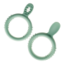Der TalkTools® Itsy Ring in strukturierter Ausführung ist in einer hellgrünen Farbe gestaltet und verfügt über einen ringförmigen Griff mit integrierten Noppen. Die strukturierte Oberfläche verläuft entlang des Rings und bietet unterschiedliche taktile Bereiche. Am oberen Ende befindet sich ein kleines Griffelement mit offenen Aussparungen. Die kompakte Form ist für kleine Hände ausgelegt und ermöglicht verschiedene Greifpositionen.